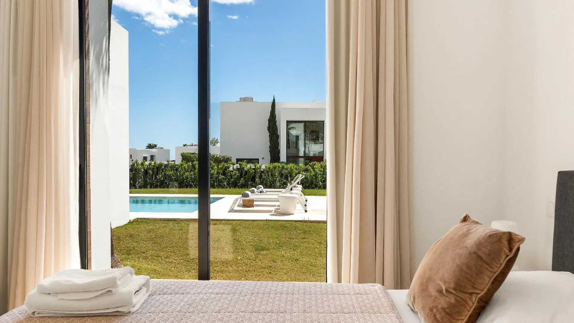 Villa Aurora - Marbella - Contemporary Villa In New Golden Mile Estepona
